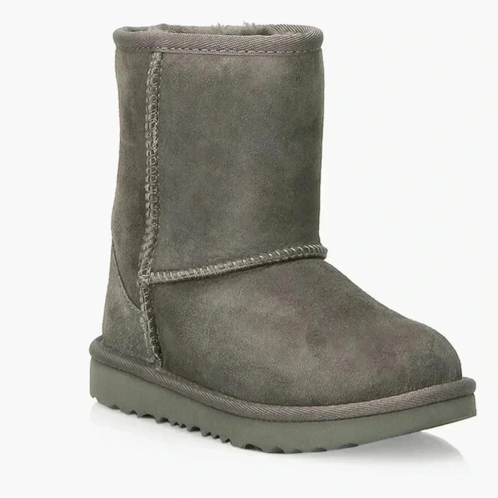 UGG CLASSIC  II Kids
Size 6 C grey